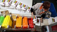 Pensil warna yang sudah jadi tersebut langsung dikemas sesuai dengan campuran warna.