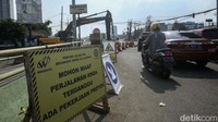 Dinas Perhubungan Kota Bekasi dan Satlantas Kota Bekasi menutup jalan M Hasibuan terkait proyek Tol Becakayu 2 Ujung.