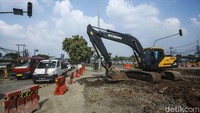 Pekerjaan At Grade area Simpang Presdo Tahap I dimulai tgl 21 Juni - 28 Juni 2022 dengan metode pekerjaan menutup satu jalur Jl. M. Hasibuan dan arus lalu lintas diberlakukan one way dari arah Unisma menuju BCP.