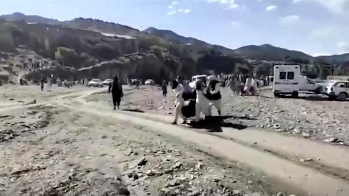 AFGHANISTAN-QUAKE/INJURED People carry injured to a helicopter following a massive earthquake, in Paktika Province, Afghanistan, June 22, 2022, in this screen grab taken from a video. BAKHTAR NEWS AGENCY/Handout via REUTERS THIS IMAGE HAS BEEN SUPPLIED BY A THIRD PARTY