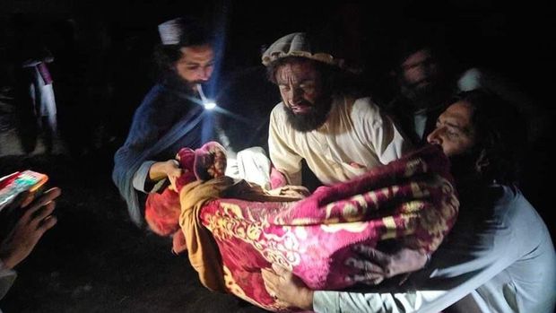 In this photo released by a set-run news agency Bakhtar, Afghans evacuate wounded in an earthquake in the province of Paktika, eastern Afghanistan, Wednesday, June 22, 2022. (Bakhtar News Agency via AP)