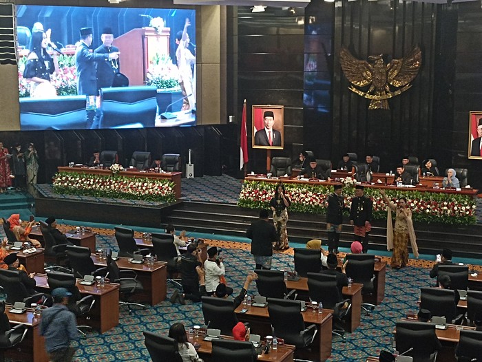Anies dan Prasetyo joget saat rapat HUT DKI Jakarta (Tiara-detikcom)
