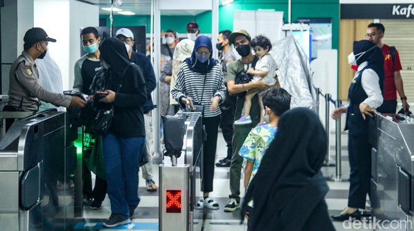 Antusias Warga Naik TransJakarta-MRT Gratis Saat HUT DKI
