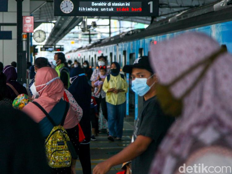 Before-After Gaya Antre Penumpang MRT Jakarta Dalam 4 Tahun Operasi