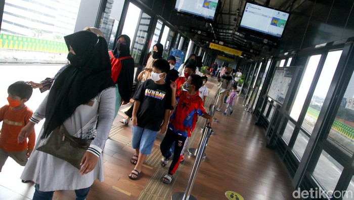 Antusias Warga Jajal TransJakarta-MRT Gratis Saat HUT DKI Pemprov DKI Jakarta menggratiskan tarif TransJakarta, MRT, dan LRT Jakarta hari ini. Tarif khusus itu hanya berlaku saat HUT ke-495 DKI Jakarta pada 22 Juni.