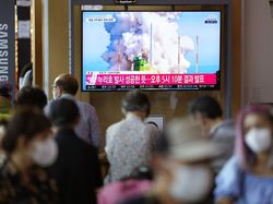 Sorak-sorai Warga Korsel Lihat Roket Luar Angkasanya Sampai Orbit