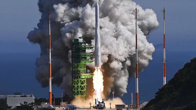 Antusias Warga Korsel Tengok Peluncuran Roket Luar Angkasa In this photo provided by Korea Aerospace Research Institute, the Nuri rocket, the first domestically produced space rocket, lifts off from a launch pad at the Naro Space Center in Goheung, South Korea, Tuesday, June 21, 2022. South Korea successfully launched its first homegrown space rocket on Tuesday, officials said, a triumph that boosted the countrys growing space ambitions but also proved it has key technologies to build a space-based surveillance system and bigger missiles amid animosities with rival North Korea.(Korea Aerospace Research Institute via AP)