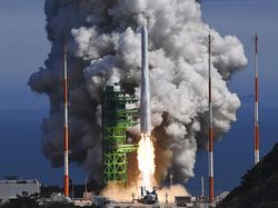 Sorak-sorai Warga Korsel Lihat Roket Luar Angkasanya Sampai Orbit