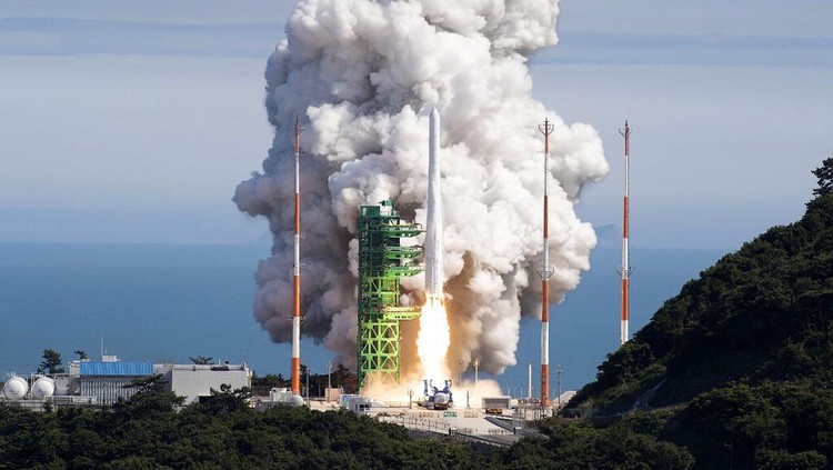Antusias Warga Korsel Tengok Peluncuran Roket Luar Angkasa In this photo provided by Korea Aerospace Research Institute, the Nuri rocket, the first domestically produced space rocket, lifts off from a launch pad at the Naro Space Center in Goheung, South Korea, Tuesday, June 21, 2022. South Korea successfully launched its first homegrown space rocket on Tuesday, officials said, a triumph that boosted the countrys growing space ambitions but also proved it has key technologies to build a space-based surveillance system and bigger missiles amid animosities with rival North Korea.(Korea Aerospace Research Institute via AP)