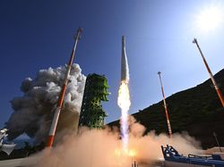 Sorak-sorai Warga Korsel Lihat Roket Luar Angkasanya Sampai Orbit