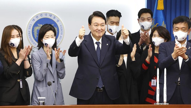 South Korea President Yoon Suk Yeol, center, celebrates the successful launch of the Nuri rocket, the first domestically produced space rocket, at the presidential office in Seoul, South Korea, Tuesday, June 21, 2022. South Korea launched its first domestically built space rocket on Tuesday in the country's second attempt, months after its earlier liftoff failed to place a payload into orbit. (Ahn Jung-won/Yonhap via AP)