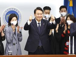 Sorak-sorai Warga Korsel Lihat Roket Luar Angkasanya Sampai Orbit