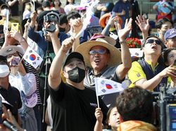 Sorak-sorai Warga Korsel Lihat Roket Luar Angkasanya Sampai Orbit