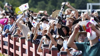 Orang-orang menyaksikan roket Nuri lepas landas dari landasan peluncuran di dekat Pusat Antariksa Naro di Goheung, Korea Selatan, Selasa (21/6/2022) waktu setempat. (AP Photo/Chun Jung-in)