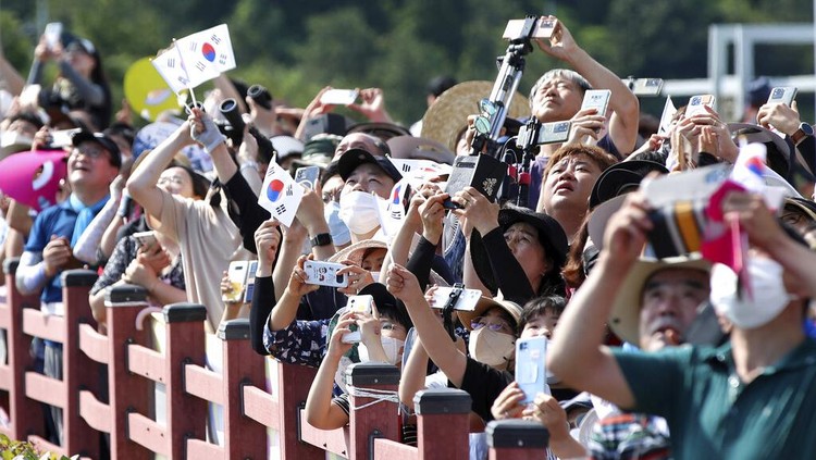 Antusias Warga Korsel Tengok Peluncuran Roket Luar Angkasa People watch the Nuri rocket, the first domestically produced space rocket, taking off from the launch pad near the Naro Space Center in Goheung, South Korea, Tuesday, June 21, 2022. South Korea launched its first domestically built space rocket on Tuesday in the countrys second attempt, months after its earlier liftoff failed to place a payload into orbit. (Chun Jung-in/Yonhap via AP)