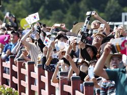 Sorak-sorai Warga Korsel Lihat Roket Luar Angkasanya Sampai Orbit