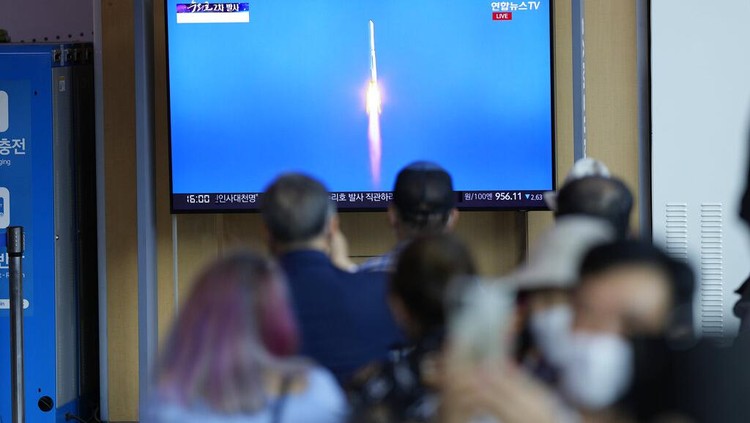 Antusias Warga Korsel Tengok Peluncuran Roket Luar Angkasa A TV screen shows a news program about the countrys rocket launch at a train station in Seoul, in Seoul, South Korea, Tuesday, June 21, 2022. South Korea launched its first domestically built space rocket on Tuesday in the countrys second attempt, months after its earlier liftoff failed to place a payload into orbit. (AP Photo/Lee Jin-man)