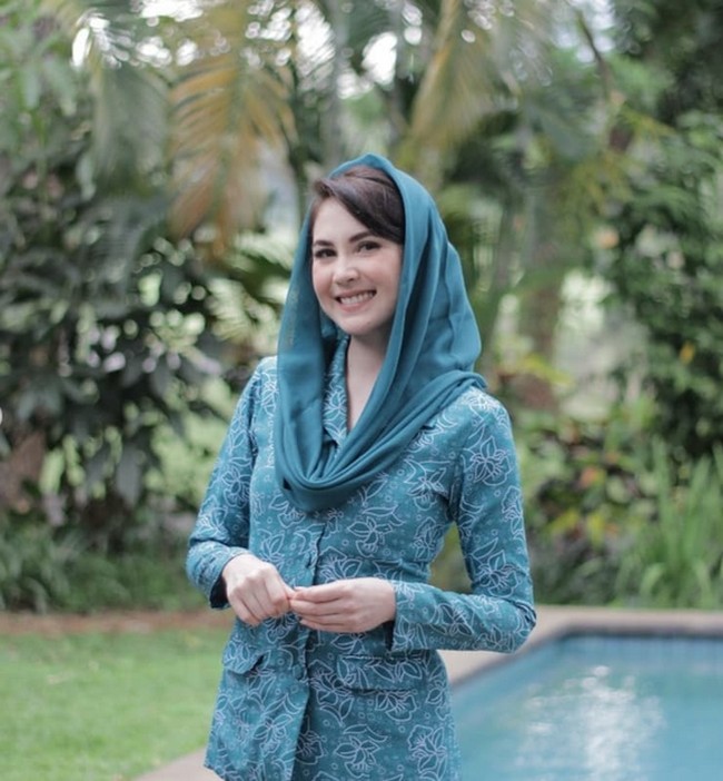 Arumi Bachsin dikenal publik sebagai pemeran film dan sinetron. Pada 30 Agustus 2013, Arumi menikah dengan Emil Dardak, anak mantan Wakil Menteri Pekerjaan Umum, Hermanto Dardak. Pada 2015, Emil Dardak terpilih sebagai Bupati Trenggalek, Jawa Timur. Arumi memfokuskan diri sebagai istri bupati, sekaligus sebagai Ketua Tim Penggerak PKK Kabupaten Trenggalek. Pada 13 Februari 2019, Emil dilantik sebagai Wakil Gubernur Jawa Timur bersama dengan Gubernur Jawa Timur Khofifah Indar Parawansa di Istana Negara. Arumi kini menjabat sebagai Ketua Tim Penggerak PKK Provinsi Jawa Timur. Foto: Dok. Instagram @arumibachsin_94.