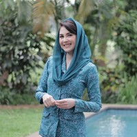 Arumi Bachsin dikenal publik sebagai pemeran film dan sinetron. Pada 30 Agustus 2013, Arumi menikah dengan Emil Dardak, anak mantan Wakil Menteri Pekerjaan Umum, Hermanto Dardak. Pada 2015, Emil Dardak terpilih sebagai Bupati Trenggalek, Jawa Timur. Arumi memfokuskan diri sebagai istri bupati, sekaligus sebagai Ketua Tim Penggerak PKK Kabupaten Trenggalek. Pada 13 Februari 2019, Emil dilantik sebagai Wakil Gubernur Jawa Timur bersama dengan Gubernur Jawa Timur Khofifah Indar Parawansa di Istana Negara. Arumi kini menjabat sebagai Ketua Tim Penggerak PKK Provinsi Jawa Timur. Foto: Dok. Instagram @arumibachsin_94.