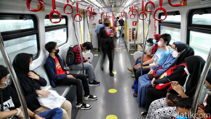 Dalam rangka HUT ke-495 DKI Jakarta, sejumlah angkutan umum di Jakarta digratiskan, Rabu (22/6). Salah satunya adalah LRT.