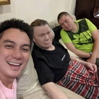 Melalui akun Instagramnya, Baim Wong tampak membagikan momen langka pertemuannya dengan keluarga dan kakak kandungnya. Baim mengungkapkan jika dirinya sangat jarang bertemu dengan sang kakak. Foto: Instagram/@baimwong