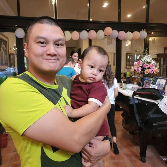 Paras kakak Baim Wong itu disebut-sebut netizen mirip dengan Kiano dan Kenzo. Kalau menurutmu, wajah sang kakak lebih mirip Baim Wong, Kiano, atau Kenzo nih? Foto: Instagram/@baimwong