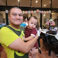 Paras kakak Baim Wong itu disebut-sebut netizen mirip dengan Kiano dan Kenzo. Kalau menurutmu, wajah sang kakak lebih mirip Baim Wong, Kiano, atau Kenzo nih? Foto: Instagram/@baimwong