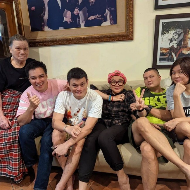 Tak hanya berfoto bersama sang kakak, Baim pun tampak berfoto bersama ayah dan saudara-saudaranya. Ini kakak kandung yang paling jarang ketemu. Miriiipp gaa ?? Akhirnya anak Aki Johnny Wong ngumpul semua, tulis keterangan dalam foto tersebut. Foto: Instagram/@baimwong