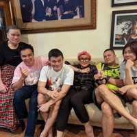 Tak hanya berfoto bersama sang kakak, Baim pun tampak berfoto bersama ayah dan saudara-saudaranya. Ini kakak kandung yang paling jarang ketemu. Miriiipp gaa ?? Akhirnya anak Aki Johnny Wong ngumpul semua, tulis keterangan dalam foto tersebut. Foto: Instagram/@baimwong