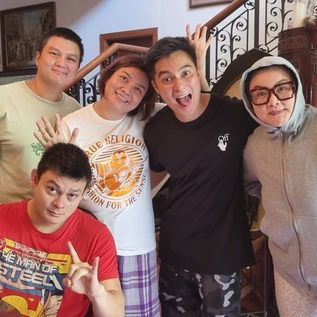 Berfoto bersama, keluarga Baim Wong itu tampak kompak. Baim Wong sendiri merupakan anak bungsu dari 5 bersaudara. Foto: Instagram/@baimwong