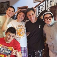 Karena tinggal di Amerika, Daud sulit pulang ke Indonesia. Bahkan di acara pernikahan Baim Wong dan Paula Verhoeven, Daud pun tidak bisa hadir. Foto: Instagram/@baimwong