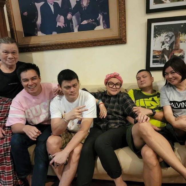 Sebagai saudara kandung, paras kelimanya pun terlihat sangat mirip. Kalau menurutmu siapa nih yang paling mirip dengan Baim Wong? Foto: Instagram/@baimwong