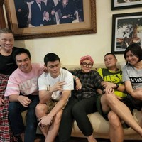 Sebagai saudara kandung, paras kelimanya pun terlihat sangat mirip. Kalau menurutmu siapa nih yang paling mirip dengan Baim Wong? Foto: Instagram/@baimwong