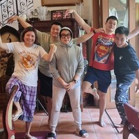 Baim Wong dan keempat saudaranya terlahir dari pasangan pengusaha Johnny Wong dan Kartini Marta Atmadja. Pada tahun 2020 sang bunda sudah lebih dulu tutup usia usai melawan penyakit komplikasi yang dideritannya. Foto: Instagram/@baimwong