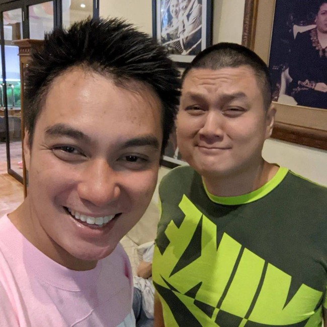 Kakak Baim Wong, Daud, diketahui tinggal di Amerika Serikat, sehingga tak heran jika keduanya jarang bertemu. Melihat paras sang kakak, tak sedikit yang menyebutnya mirip dengan kedua anak Baim Wong. Foto: Instagram/@baimwong