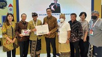Menteri Pariwisata dan Ekonomi Kreatif, Sandiaga Salahuddin Uni bersama Diana, Corp Communications Manager Kao Indonesia, Jeniagusliono Vice President Kao Indonesia, Masahide Nishida President Director Kao Indonesia, Vinsensius Jemadu sebagai Deputi Bidang Pengembangan Destinasi dan Infrastruktur Kemenparekraf/Baparekaf Wijaya Lingkar sebagai Vice President Sales Kao Indonesia, Wisik Restu Senior Manager Corp. Communications Kao Indonesia, Henky Hotma Parlindungan Manurung sebagai Deputi Bidang Industri dan Investasi Kemenparekraf/Baparekraf, saat penyerahan simbolis 10.000 paket untuk homestay di prioritas Desa Wisata, di Bali.