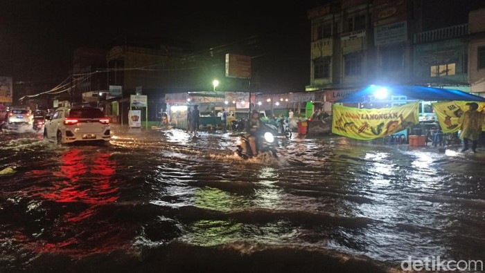 Banjir di Jalan Wiliem Iskandar Medan