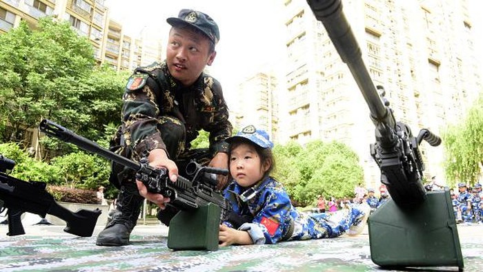 Bela Negara Sejak Dini, Anak-anak TK di China Ikut Latih Tembak HEFEI, CHINA - JUNE 21, 2022 - Children take part in a target shooting competition at a kindergarten in Hefei City, Anhui Province, China, June 21, 2022. Kindergarten held