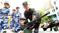 Para siswa dijadikan pasukan khusus kecil dan diajarkan sejumlah kegiatan pertahanan negara.  