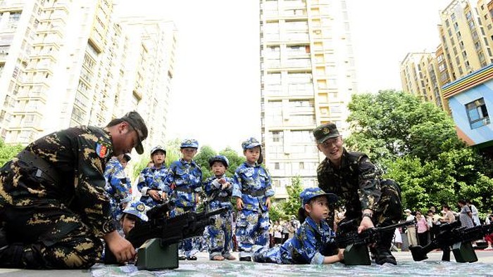Bela Negara Sejak Dini, Anak-anak TK di China Ikut Latih Tembak HEFEI, CHINA - JUNE 21, 2022 - Children take part in a target shooting competition at a kindergarten in Hefei City, Anhui Province, China, June 21, 2022. Kindergarten held
