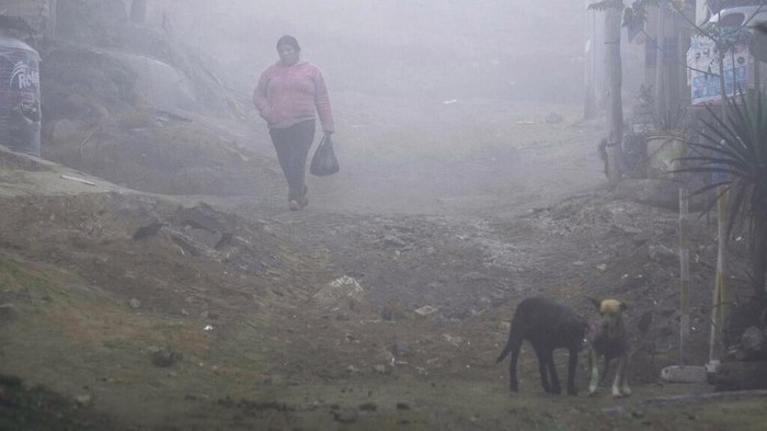 Brrr.. Suhu di Peru Tiba-tiba Turun Drastis A resident walks through cold and heavy fog in the Ticlio Chico neighborhood on the outskirts of Lima, Peru, on the first official day of winter, Tuesday, June 21, 2022. Temperatures in the capital are the lowest in 25 years, according to the National Service of Meteorology and Hydrology of Peru. (AP Photo/Martin Mejia)