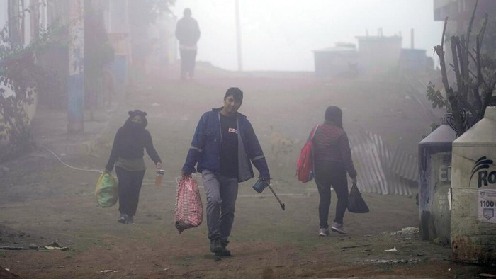 Brrr.. Suhu di Peru Tiba-tiba Turun Drastis A resident walks through cold and heavy fog in the Ticlio Chico neighborhood on the outskirts of Lima, Peru, on the first official day of winter, Tuesday, June 21, 2022. Temperatures in the capital are the lowest in 25 years, according to the National Service of Meteorology and Hydrology of Peru. (AP Photo/Martin Mejia)