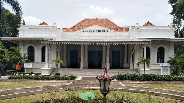 Cara ke Museum Tekstil perlu diketahui sebelum kamu berkunjung ke sana. Museum Tekstil adalah museum di Jakarta yang dikelola oleh Pemprov DKI Jakarta.