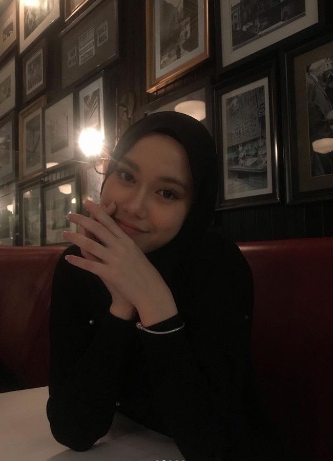 Tak hanya berhasil menyabet gelar Gadis Sampul Favorit, kabarnya Chiara juga merupakan finalis berhijab pertama yang berhasil mendapatkan gelar di ajang tersebut. Foto: Instagram/@queency.alycia