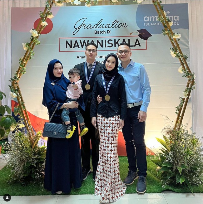 Begini potret kelulusan Chiara bersama keluarganya. Walaupun baru lulus SMP namun Chira sudah memiliki tubuh yang cukup tinggi dan langsing. Foto: Instagram/@fadlanmuhammad