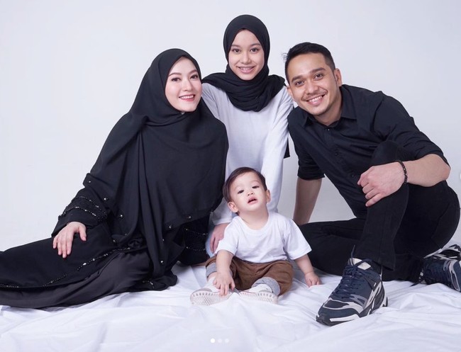 Chiara Queency sendiri sebenarnya merupakan anak dari Fadlan bersama mantan istrinya. Ketika menikah dengan Lyra Virna, Fadlan sudah memiliki 3 orang anak, sedangkan Lyra sudah memiliki 2 orang anak. Setelah menikah keduanya kemudian kembali dikaruniai seorang anak laki-laki. Foto: Instagram/@fadlanmuhammad