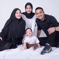 Chiara Queency sendiri sebenarnya merupakan anak dari Fadlan bersama mantan istrinya. Ketika menikah dengan Lyra Virna, Fadlan sudah memiliki 3 orang anak, sedangkan Lyra sudah memiliki 2 orang anak. Setelah menikah keduanya kemudian kembali dikaruniai seorang anak laki-laki. Foto: Instagram/@fadlanmuhammad