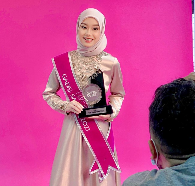 Jarang tersorot kamera, Chiara Queency memiliki paras rupawan yang diturunkan dari kedua orangtuanya. Di usianya yang ke-14, Chiara sudah berhasil menjadi Gadis Sampul Favorit 2021. Foto: Instagram/@fadlanmuhammad