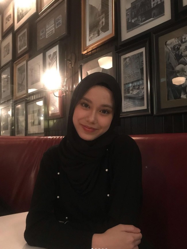 Chiara Queency Allycia kini sudah lulus SMP. Putri cantik Lyra Virna dan Fadlan itu rupanya terjun ke dunia modeling. Foto: Instagram/@queency.alycia