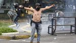 Demo BBM di Ekuador Rusuh, Batu dan Gas Air Mata Beterbangan